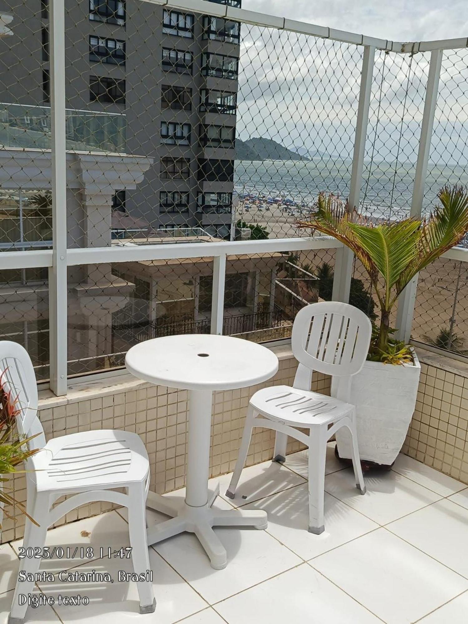 Frente Mar, Churrasqueira, 03 Dorm. Apartamento