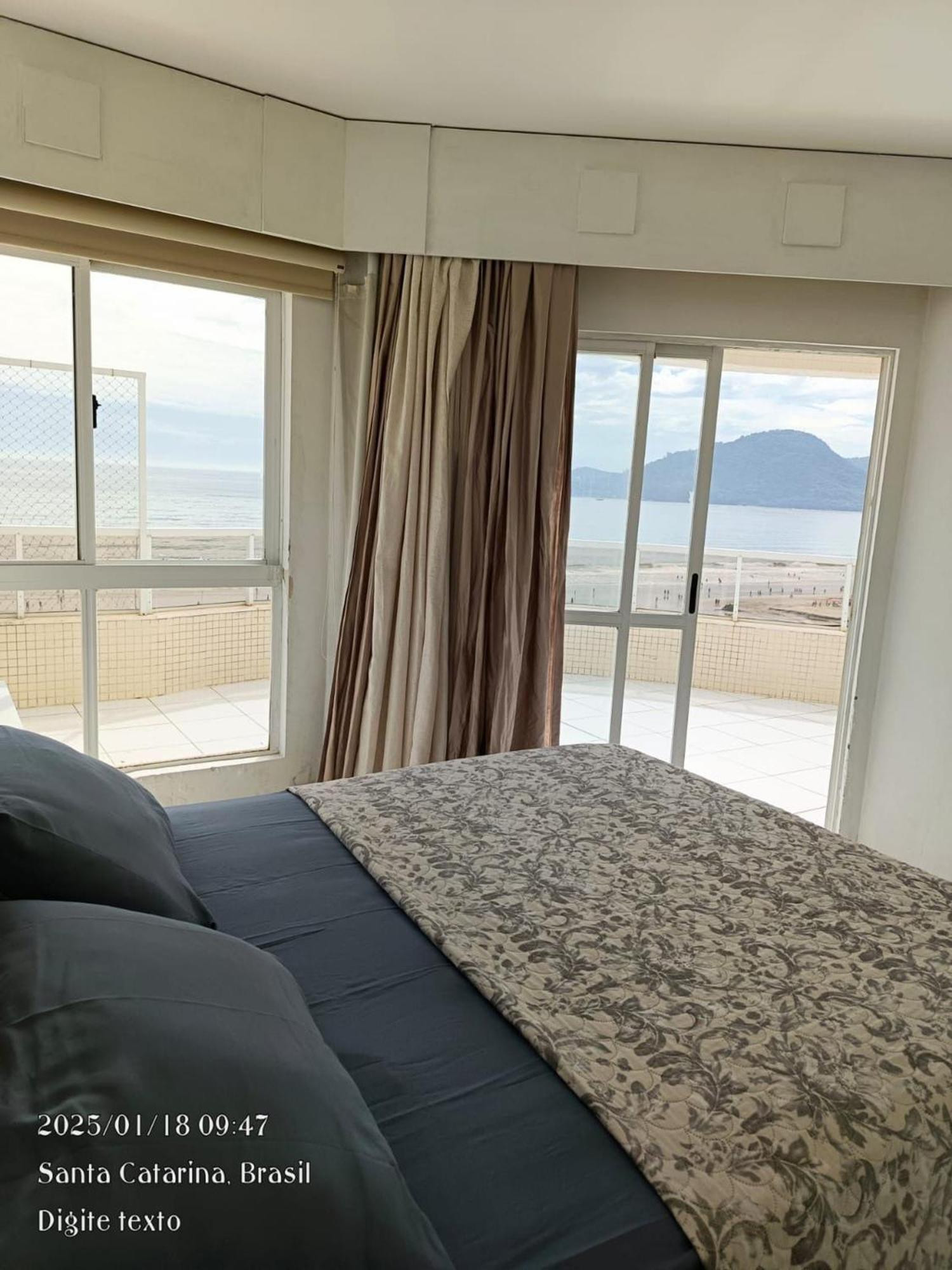 Frente Mar, Churrasqueira, 03 Dorm. Apartamento